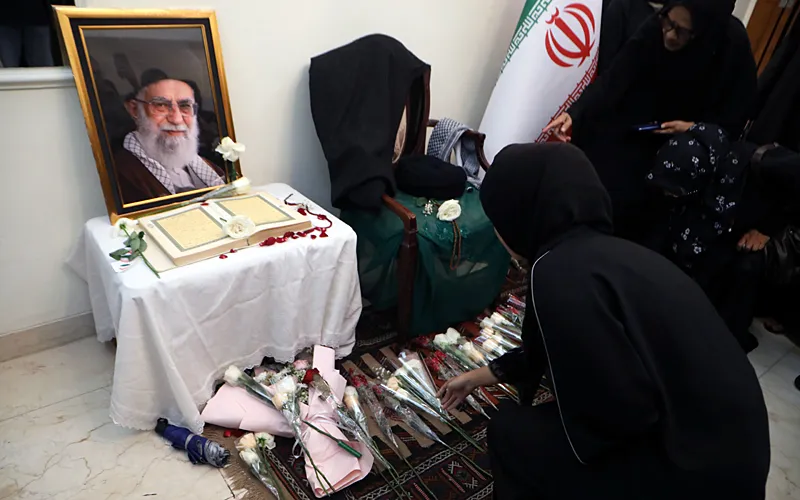 Sejumlah warga terlihat berkumpul Kedutaan Besar Iran, Jakarta, Kamis (5/3/2026) untuk memberi dukungan dan mengenang Pemimpin Tertinggi Iran, Ayatollah Ali Khamenei, yang dilaporkan tewas dalam konflik di Timur Tengah. Robinsar Nainggolan