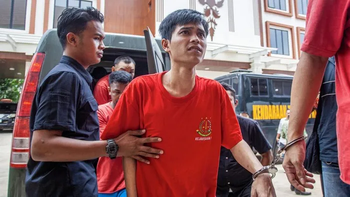 Fandi Ramadhan (tengah) bersama lima terdakwa lainnya tiba untuk menjalani sidang putusan perkara penyelundupan narkotika jenis sabu seberat dua ton di Pengadilan Negeri Batam, Kepulauan Riau, Kamis (5/3/2026). ANTARA FOTO/Teguh Prihatna 