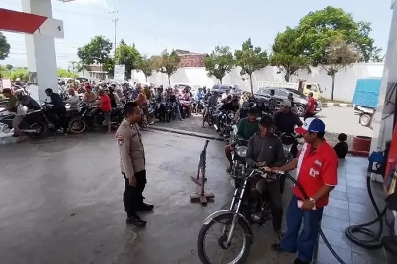 Panic Buying BBM di Jember, Pertalite Eceran Tembus Rp25 Ribu per Liter. (Halo Jember).