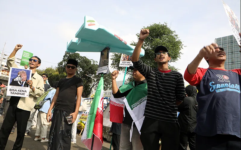 ilustrasi foto; Pengunjuk rasa dari sejumlah organisasi, di antaranya Aliansi Anti-Zionis dan Komite Solidaritas Palestina Yaman, menggelar aksi demonstrasi di depan Kedutaan Besar Amerika Serikat di Jakarta, Senin (9/3/2026). Dalam aksi tersebut, massa menyuarakan kecaman terhadap Amerika Serikat dan Israel yang dinilai melakukan agresi militer terhadap Iran serta melanggar kedaulatan negara tersebut. Robinsar Nainggolan