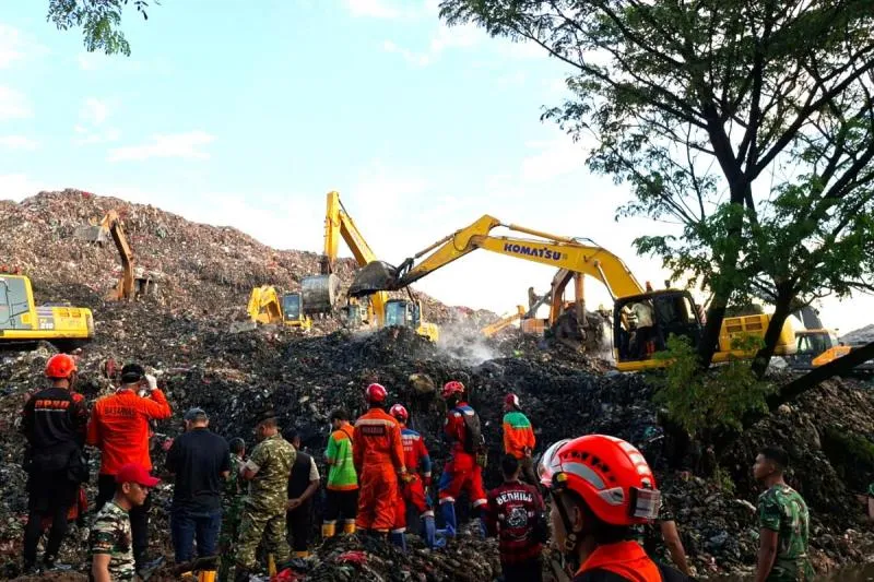 Update Longsor Sampah Bantargebang: 4 Tewas, Masih Ada yang Tertimbun. (Berita Jakarta).