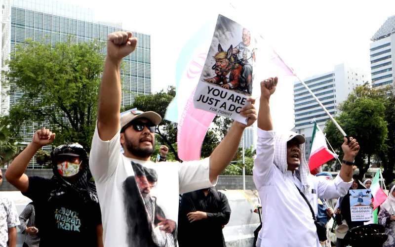 Pengunjuk rasa dari sejumlah organisasi, di antaranya Aliansi Anti-Zionis dan Komite Solidaritas Palestina Yaman, menggelar aksi demonstrasi di depan Kedutaan Besar Amerika Serikat di Jakarta, Senin (9/3/2026). Dalam aksi tersebut, massa menyuarakan kecaman terhadap Amerika Serikat dan Israel yang dinilai melakukan agresi militer terhadap Iran serta melanggar kedaulatan negara tersebut. Robinsar Nainggolan