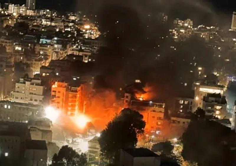 Serangan Rudal Iran Membakar Langit Israel: Tel Aviv Blackout. (Istimewa).