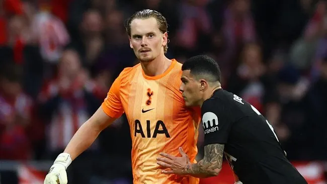 Kiper Tottenham Diganti Meski Baru Main 17 Menit: Blunder 2 Kali. (cnnindonesia.com).