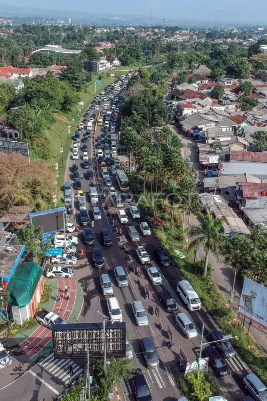 Kemacetan di jalur puncak saat musim libur panjang (Antara Foto)