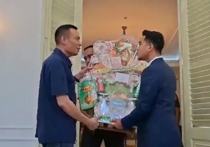 Usai Ajukan RJ Kasus Ijazah Jokowi, Gibran Beri Parsel ke Rismon. (Istimewa).