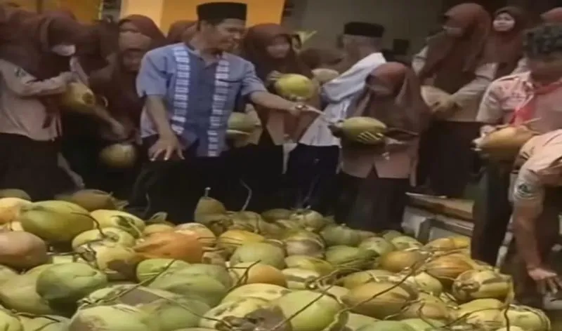 BGN Suspen 9 SPPG Usai Viral Sajikan Kelapa Utuh di Menu MBG Gresik. (Istimewa).