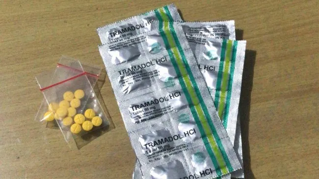 Darurat Obat Keras Tramadol, Dijual Toko Berkedok Kelontong-Kosmetik. (detik).