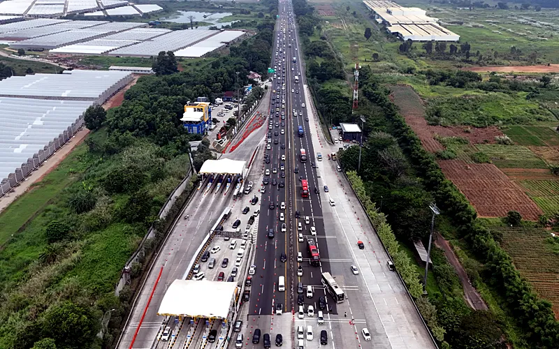 Antrean kendaraan pemudik melintas saat rekayasa lalu lintas satu arah atau one way nasional di Tol Jakarta-Cikampek, Kabupaten Karawang, Jawa Barat, Rabu (18/3/2026). Rekayasa lalu lintas satu arah nasional dari KM 70 ruas Tol Jakarta-Cikampek hingga KM 421 ruas Tol Semarang-Solo resmi diterapkan pada pukul 13.30 WIB untuk mengurai kepadatan lalu lintas pada arus mudik Lebaran 2026. Robinsar Nainggolan