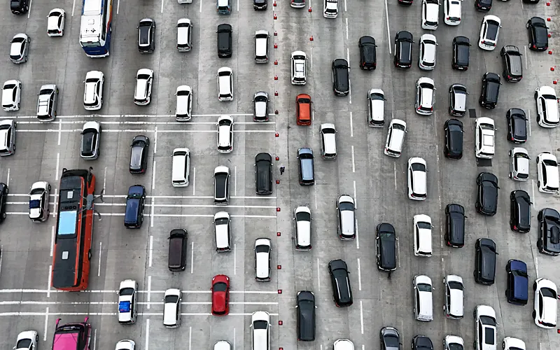 Antrean kendaraan pemudik melintas saat rekayasa lalu lintas satu arah atau one way nasional di Tol Jakarta-Cikampek, Kabupaten Karawang, Jawa Barat, Rabu (18/3/2026). Rekayasa lalu lintas satu arah nasional dari KM 70 ruas Tol Jakarta-Cikampek hingga KM 421 ruas Tol Semarang-Solo resmi diterapkan pada pukul 13.30 WIB untuk mengurai kepadatan lalu lintas pada arus mudik Lebaran 2026. Robinsar Nainggolan