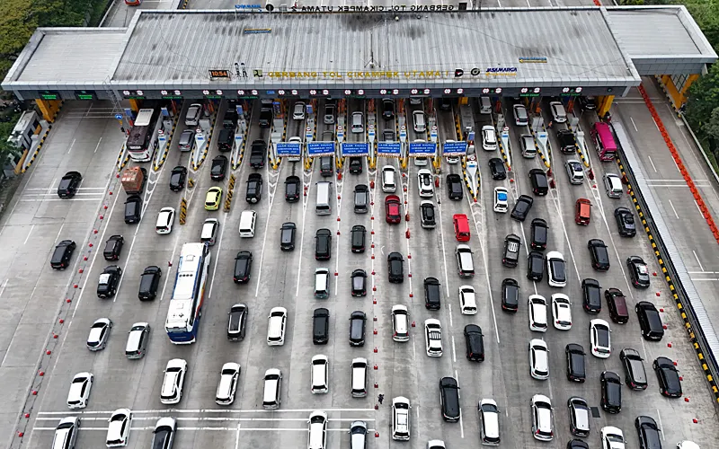 Antrean kendaraan pemudik melintas saat rekayasa lalu lintas satu arah atau one way nasional di Tol Jakarta-Cikampek, Kabupaten Karawang, Jawa Barat, Rabu (18/3/2026). Rekayasa lalu lintas satu arah nasional dari KM 70 ruas Tol Jakarta-Cikampek hingga KM 421 ruas Tol Semarang-Solo resmi diterapkan pada pukul 13.30 WIB untuk mengurai kepadatan lalu lintas pada arus mudik Lebaran 2026. Robinsar Nainggolan