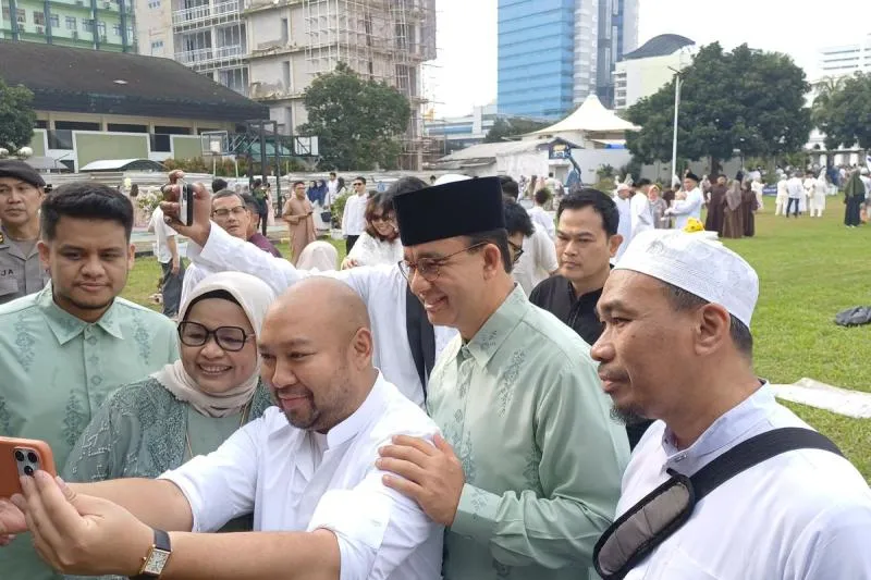 Mantan Gubernur DKI, Anies Baswedan dan putra Presiden, Didit Prabowo berfoto bersama setelah shalat Idul Fitri di Masjid Agung Al-Azhar, Jakarta (Kompas.com) 