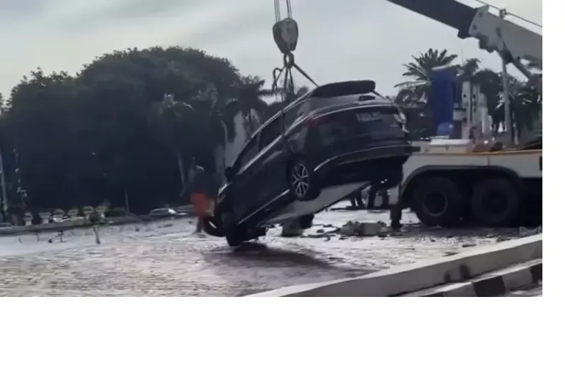 Insiden Dini Hari: Mobil Listrik Nyemplung di Bundaran HI foto Beritasatu.com/Andrew