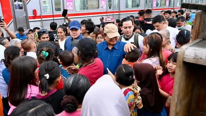 Presiden Prabowo Subianto Blusukan mendadak ke permukiman padat di bantaran rel, Senen, Jakarta Pusat. (Cahyo - Biro Pers, Media, dan Informasi Sekretariat Presiden)