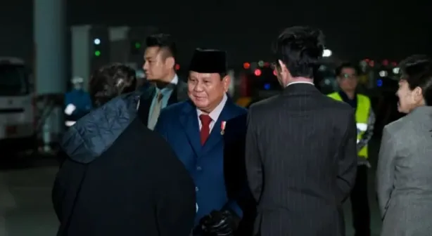 Presiden Prabowo Subianto saat tiba Bandara Haneda menandai kunjungan perdana sebagai Presiden RI di Tokyo, Jepang, Minggu (29/3/2026). (Antara)