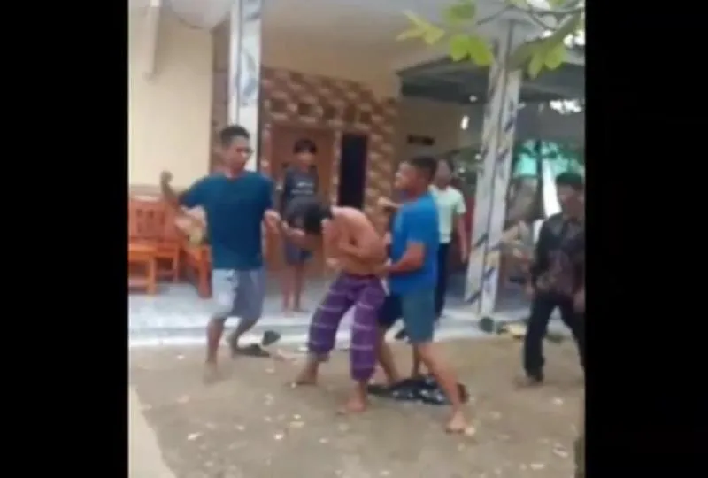 Tepergok Tiduri Istri Orang, Oknum Ustaz di Karawang Dihajar Massa. (Istimewa).