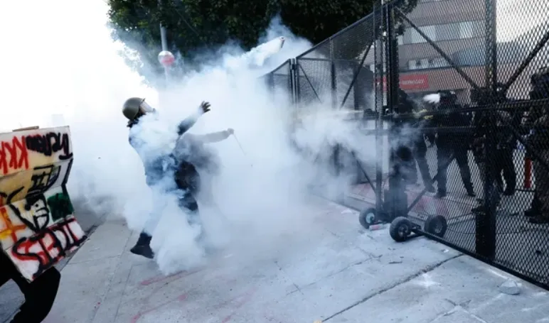 Demonstrasi `No Kings` ricuh akibat Polisi lepaskan gas air mata ke pendemo di Los Angeles. (AP via Detik)