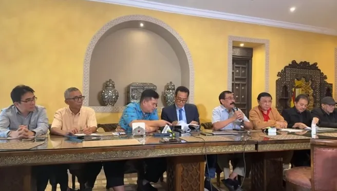 Mantan Danjen Kopassus Mayjen TNI (Purn) Soenarko memberi keterangan pers mengenai gugatan warga negara atau Citizen Lawsuit (CLS), di Jakarta, Minggu (30/3). (Publica-news)