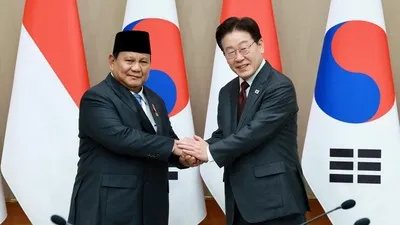 Presiden RI Prabowo Subianto menerima penghargaan kehormatan tertinggi dari pemerintah Korea Selatan bernama The Grand Order of Mugunghwa. (Foto: Yonhap via REUTERS)