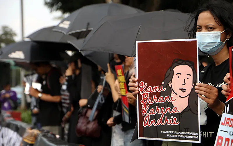 Pegiat HAM yang tergabung dalam Jaringan Solidaritas Korban untuk Keadilan melakukan aksi kamisan ke-902 di seberang Istana Merdeka, Jakarta, Kamis (2/4/2026). Massa mendesak pengusutan tuntas kasus dugaan upaya pembunuhan terhadap Andrie Yunus, Wakil Koordinator Komisi untuk Orang Hilang dan Korban Tindak Kekerasan (KontraS) dan segera Bentuk TGPF dan Adili Pelaku di Peradilan Umum!. Robinsar Nainggolan