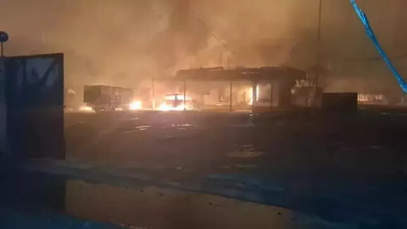 Stasiun Pengisian Bulk Elpiji (SPBE) Pertamina di Jalan Cinyosog, Kelurahan Cimuning, Kecamatan Mustikajaya, Kota Bekasi, Jawa Barat, terbakar, Rabu malam 1 April 2026. (Beritasatu.com/Rino Fajar Setiawan)