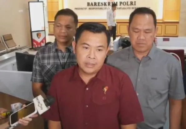 Kepala Tim Penyidik Dittipideksus Bareskrim Polri Brigjen Pol. Susatyo Purnomo Condro (tengah) memberi keterangan terkait kasus PT DSI di Gedung Bareskrim Polri, Jakarta, Kamis (2/4/2026). (Kompas TV)