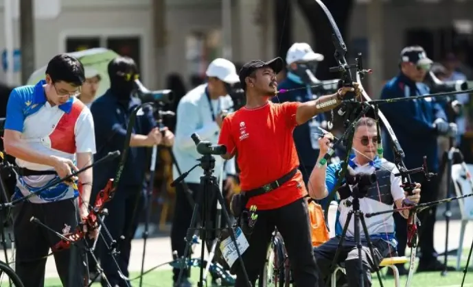 Pemanah Indonesia Kholidin (Baju Merah) saat tampil dalam World Archery Para Series Bangkok 2026 di Thailand, Sabtu (4/4/2026). (Antara)
