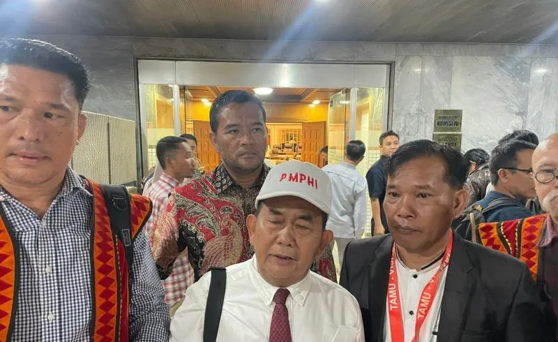 Usai melakukan RDPU dengan Komisi IV DPR RI, Koordinator Wilayah Pusat Monitoring Politik dan Hukum Indonesia (PMPHI) Sumatera Utara (Sumut), Gandi Parapat meminta Pemerintah Cabut SK Menhut terkait 28 Perusahaan yang diduga menyebabkan banjir, Senin (06/04/2026) (Istimewa)