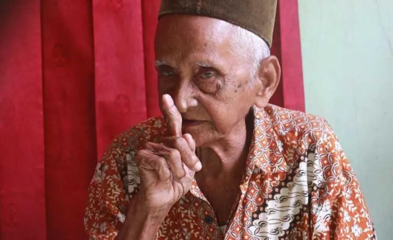 Nyak Sandang, donatur pesawat pertama Indonesia meninggal dunia (Koranmadura.com)