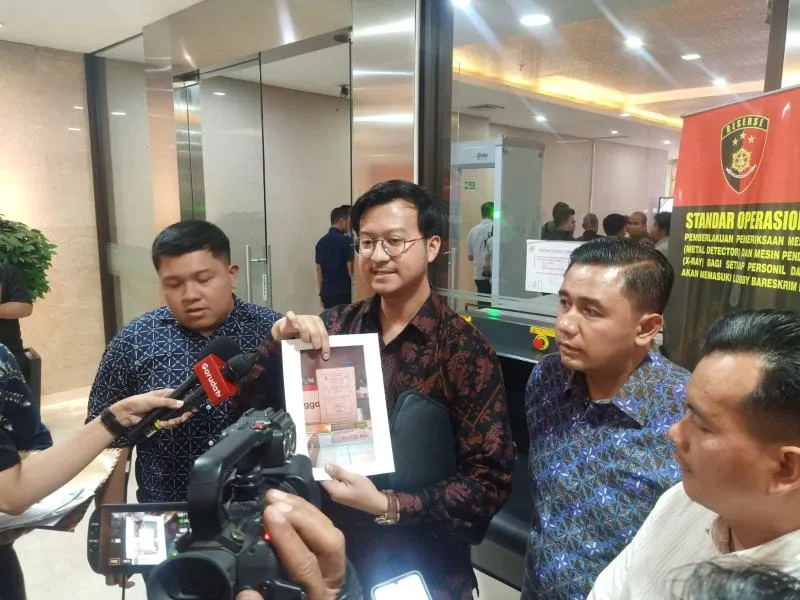 Kuasa hukum PT Arwinda Perwira Utama, Joddy Mulyasetya Putra (batik coklat) Wakil Ketua Umum HKTI drh. Cecep Muhammad saat mendatangi Bareskrim Mabes Polri, Jakarta, Selasa (07/04/2026) (Istimewa)