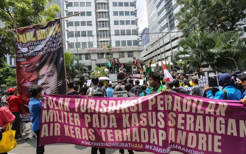 Para pegiat hak asasi manusia (HAM), aktivis demokrasi, mahasiswa, dan koalisi masyarakat sipil menggelar aksi unjuk rasa di depan Gedung Mahkamah Konstitusi, Jalan Abdul Muis, Jakarta, Rabu (8/4/2026). Dalam aksi tersebut, mereka menuntut agar kasus penyiraman air keras terhadap Wakil Koordinator Kontras, Andrie Yunus, diadili melalui peradilan sipil (umum). Aksi tersebut bertepatan dengan sidang uji materiil Undang-Undang Nomor 3 Tahun 2025 tentang Perubahan atas Undang-Undang Nomor 34 Tahun 2