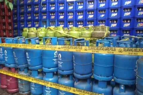 Ilustrasi oplos LPG. Polrestro Jakarta Timur memastikan laporan terkait dugaan elpiji oplosan di Ciracas, pada Sabtu, 13 Februari 2021 belum masuk kepada tindak pidana. Foto/SINDOnews/Ilustrasi.dok