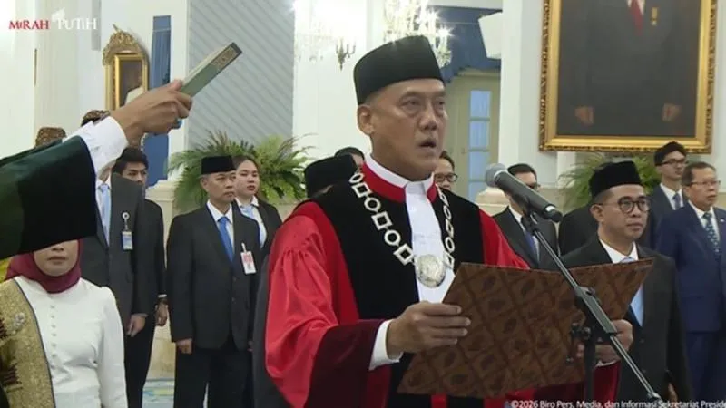 Liliek Prisbawono Resmi Ucap Sumpah Jadi Hakim MK, Disaksikan Prabowo. (Istimewa).