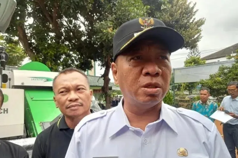 Bupati Tulungagung, Gatut Sunu Wibowo, memberikan keterangan terkait pengaturan kegiatan masyarakat dan penutupan tempat hiburan malam selama bulan Ramadan 2026 di Tulungagung. (ANTARA/HO - Soleh)