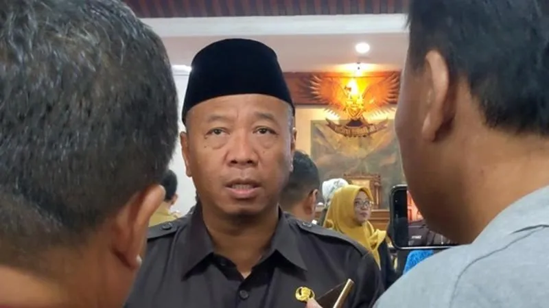 Resmi, KPK Tetapkan Bupati Tulungagung Jadi Tersangka Pemerasan. (detik).