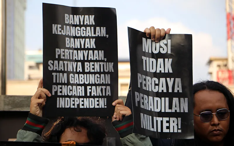 Sejumlah orang dari Kolektif Merpati menggelar aksi dukungan kepada Andrie Yunus di depan Markas Pusat Polisi Militer Angkatan Darat, Jakarta, Kamis (16/4/2026). Aksi yang berlangsung singkat ini menuntut agar para tersangka dalam kasus percobaan pembunuhan berencana terhadap aktivis KontraS Andrie Yunus diadili melalui peradilan umum (sipil). Aksi ini juga sebagai bentuk dukungan terhadap Andrie Yunus. Robinsar Nainggolan