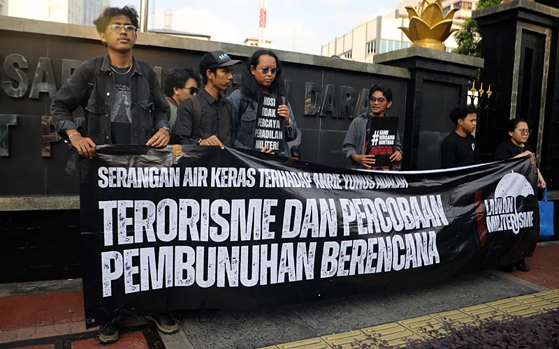 Sejumlah orang dari Kolektif Merpati menggelar aksi dukungan kepada Andrie Yunus di depan Markas Pusat Polisi Militer Angkatan Darat, Jakarta, Kamis (16/4/2026). Aksi yang berlangsung singkat ini menuntut agar para tersangka dalam kasus percobaan pembunuhan berencana terhadap aktivis KontraS Andrie Yunus diadili melalui peradilan umum (sipil). Aksi ini juga sebagai bentuk dukungan terhadap Andrie Yunus. Robinsar Nainggolan
