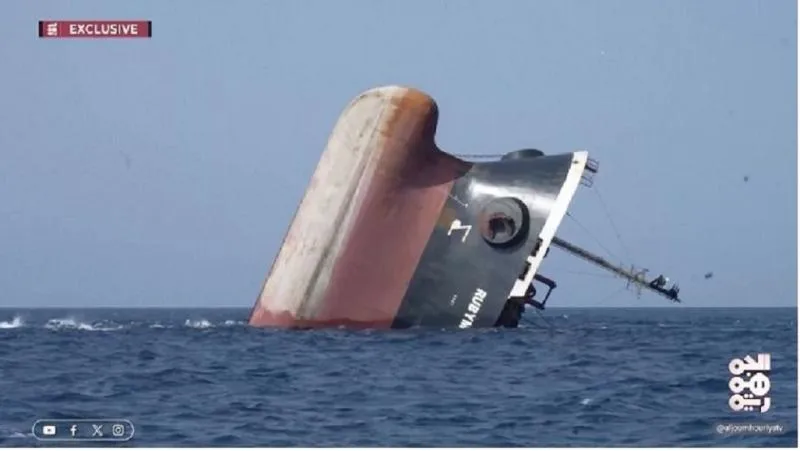 Sebuah kapal milik Inggris tenggelam usai diserang militan Houthi di Laut Merah beberapa waktu lalu  foto  CNBC Indonesia