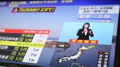 Tsunami melanda sejumlah wilayah di Jepang setelah gempa bumi magnitudo 7,5 terjadi di Jepang bagian utara. (REUTERS/Issei Kato)