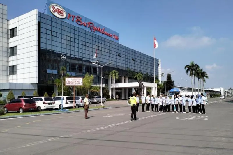 Sejumlah karyawan Sritex saat berfoto bersama di kawasan PT. Sritex, Jumat (28/2/2025).(KOMPAS.com/Romensy Augustino )