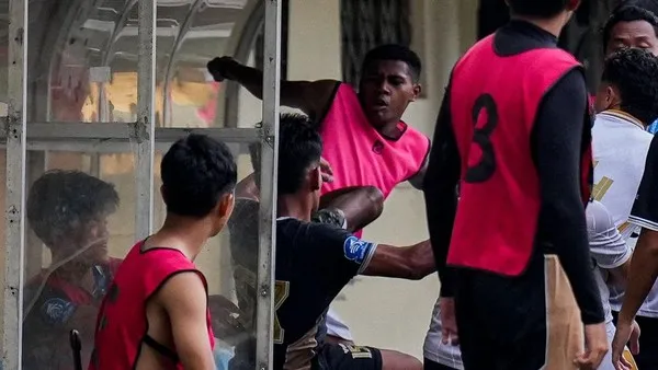 Usai Lepaskan Tendangan Kungfu, Sanksi Berat PSSI Ancam Fadly Alberto. (dewa united).
