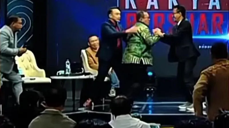 Sempat Kontak Fisik, Pengacara Rismon & Refly Harun Nyaris Adu Jotos. (Istimewa).