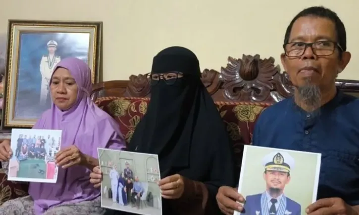 Orang tua dan istri korban Kapten Kapal Honour Ashari Samadikun yang dikabarkan disandera perompak Somalia. (Antara)