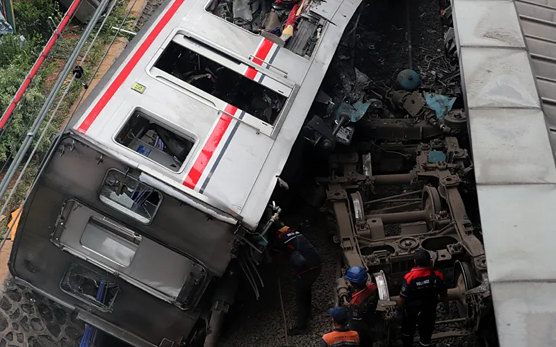 Jumlah korban tewas dalam kecelakaan KA Argo Bromo Anggrek dan kereta rel listrik (KRL) di Stasiun Bekasi Timur, pada Senin (27/4/2026) malam mencapai 15 orang. Dari 15 korban tewas, 10 di antaranya dievakuasi ke RS Polri Kramat Jati untuk proses identifikasi lebih lanjut. Robinsar Nainggolan 