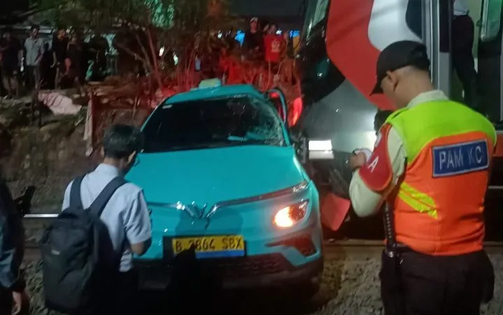 KRL Sempat Tertemper Taksi di Bekasi Sebelum Ditabrak KA Argo Bromo. (Istimewa).