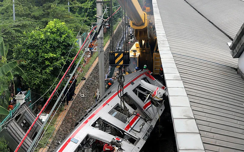 Jumlah korban tewas dalam kecelakaan KA Argo Bromo Anggrek dan kereta rel listrik (KRL) di Stasiun Bekasi Timur, pada Senin (27/4/2026) malam mencapai 15 orang. Dari 15 korban tewas, 10 di antaranya dievakuasi ke RS Polri Kramat Jati untuk proses identifikasi lebih lanjut. Robinsar Nainggolan 