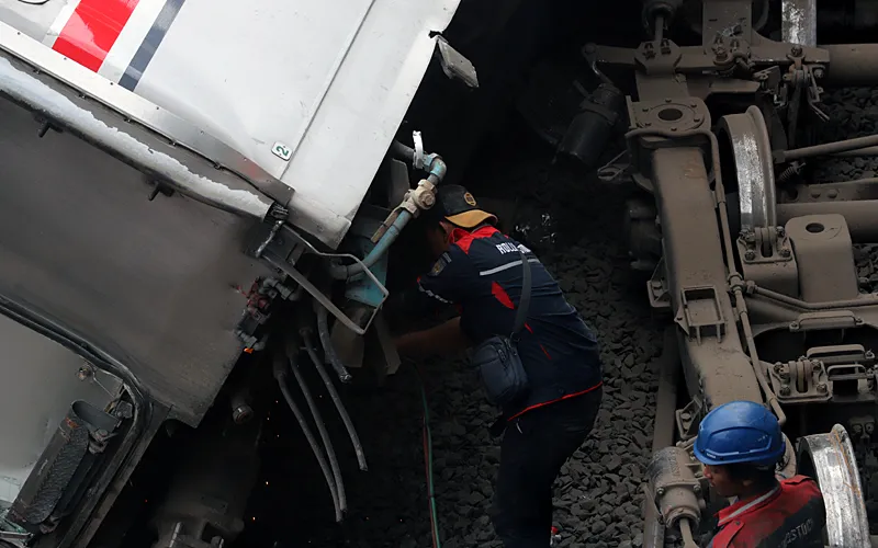 Jumlah korban tewas dalam kecelakaan KA Argo Bromo Anggrek dan kereta rel listrik (KRL) di Stasiun Bekasi Timur, pada Senin (27/4/2026) malam mencapai 15 orang. Dari 15 korban tewas, 10 di antaranya dievakuasi ke RS Polri Kramat Jati untuk proses identifikasi lebih lanjut. Robinsar Nainggolan 