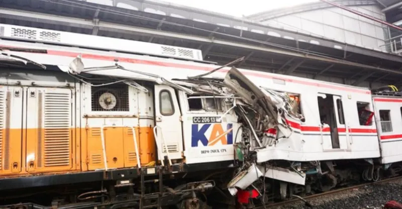 Kondisi KAJJ Argobromo Anggrek dan KRL yang bertabrakan di Stasiun Bekasi Timur. (Detik)