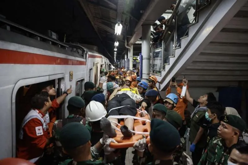 Petugas mengevakuasi korban kecelakaan KRL Commuterline dan KA Argo Bromo Anggrek relasi Gambir-Surabaya Pasar Turi di Stasiun Bekasi Timur, Bekasi, Jawa Barat, Selasa (28/4/2026).(ANTARA FOTO/DHEMAS REVIYANTO)