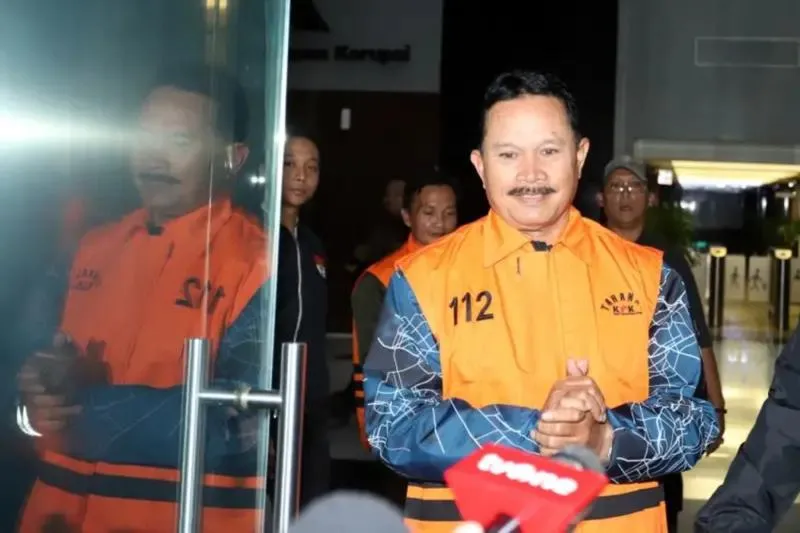 Wali Kota Madiun Maidi keluar sebagai tersangka usai menjalani pemeriksaan di Gedung KPK Merah Putih, Jakarta, Selasa (20/1/2026). (foto: Dery Ridwansah/ JawaPos)